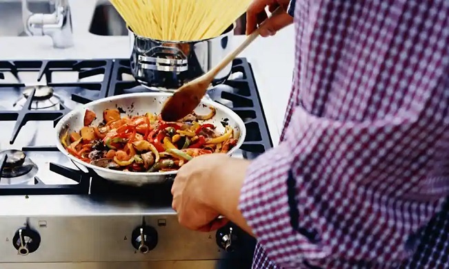 Dân mạng ‘mổ xẻ’ người chồng ngày ngày nấu cơm cho vợ