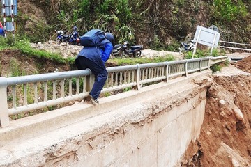 Quảng Nam: Người dân liều mình bám lan can đi qua cầu bị sạt lở
