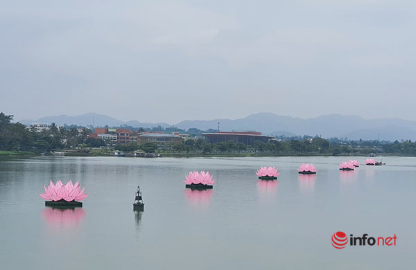 Bảy bông sen khổng lồ nổi trên sông Hương, báo hiệu mùa Phật đản ở Cố đô Huế