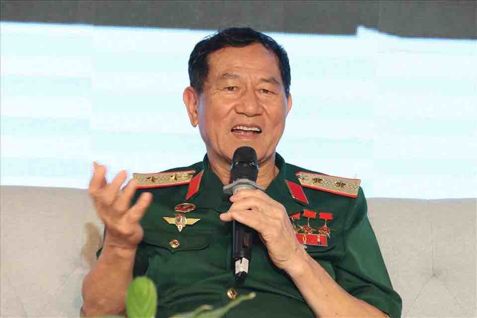 Lieutenant General Pham Tuan shared the training of fighter pilots and space pilots