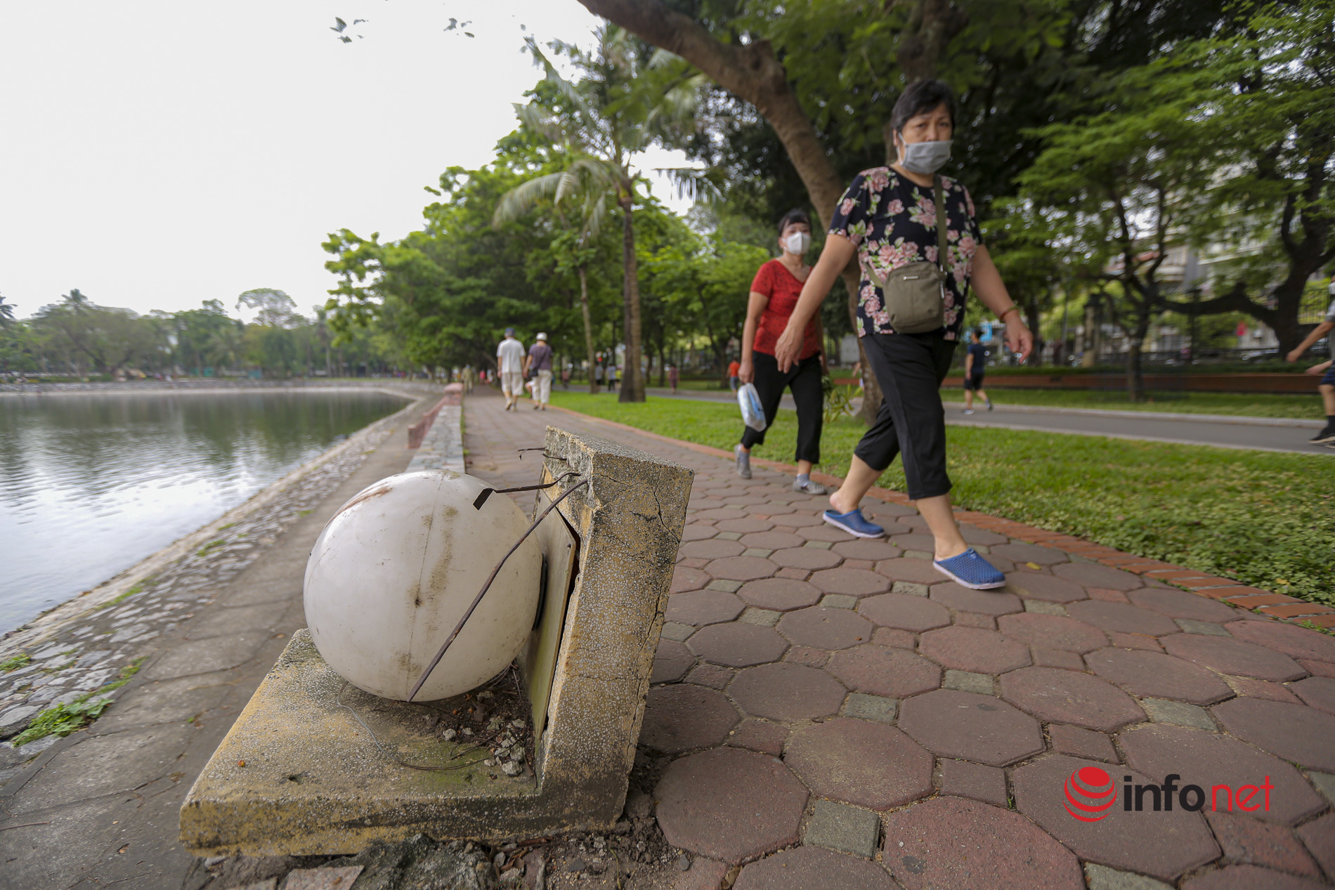Xuống cấp nghiêm trọng, Công viên nổi tiếng ở Hà Nội thành nơi người dân vô tư bắt cá