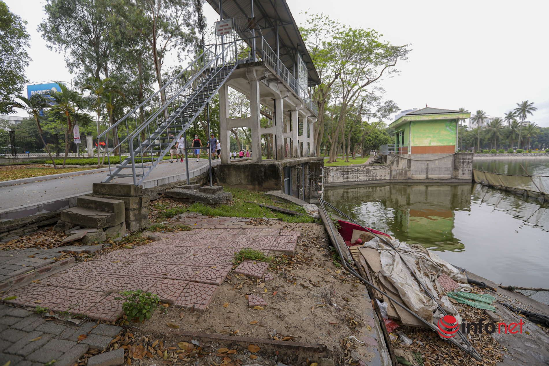 Xuống cấp nghiêm trọng, Công viên nổi tiếng ở Hà Nội thành nơi người dân vô tư bắt cá