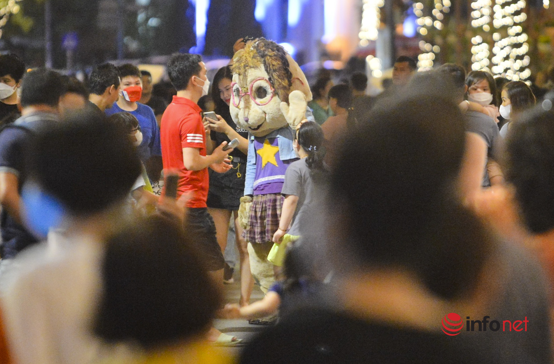 Hàng nghìn người ùn ùn kéo về phố đi bộ Trịnh Công Sơn trong ngày mở cửa trở lại