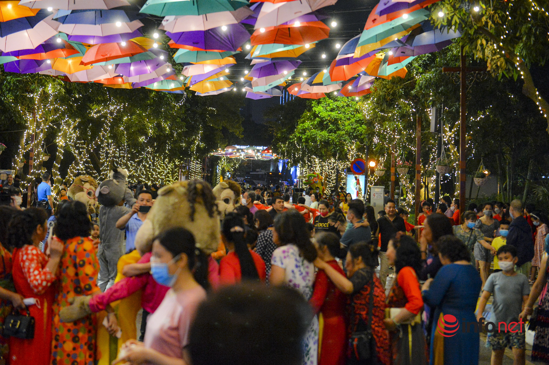Thousands of people flocked to Trinh Cong Son pedestrian street on the day of reopening
