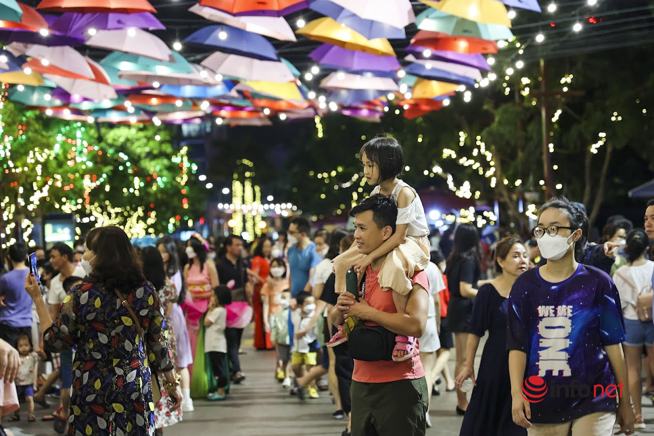 Thousands of people flocked to Trinh Cong Son pedestrian street on the day of reopening