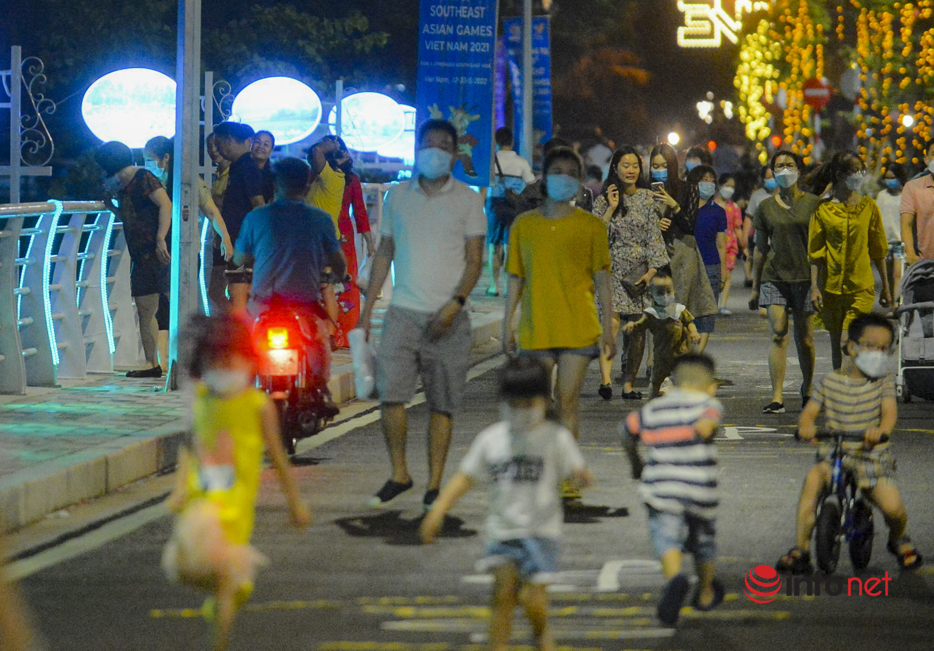 Hàng nghìn người ùn ùn kéo về phố đi bộ Trịnh Công Sơn trong ngày mở cửa trở lại