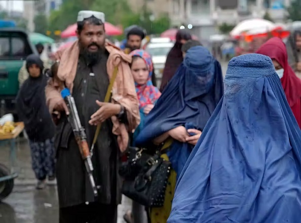 thumbnail - Taliban lại bắt phụ nữ Afghanistan trùm kín từ đầu tới chân ở nơi công cộng