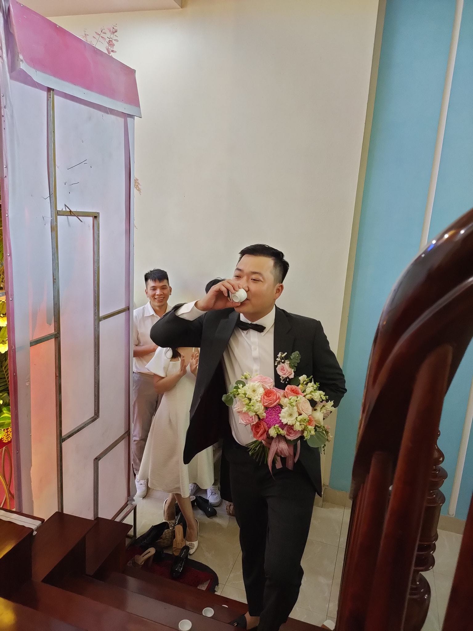 Chú rể Bắc Giang ‘toát mồ hôi’ khi nhà gái thách uống 20 chén rượu, leo 3 tầng để đón dâu