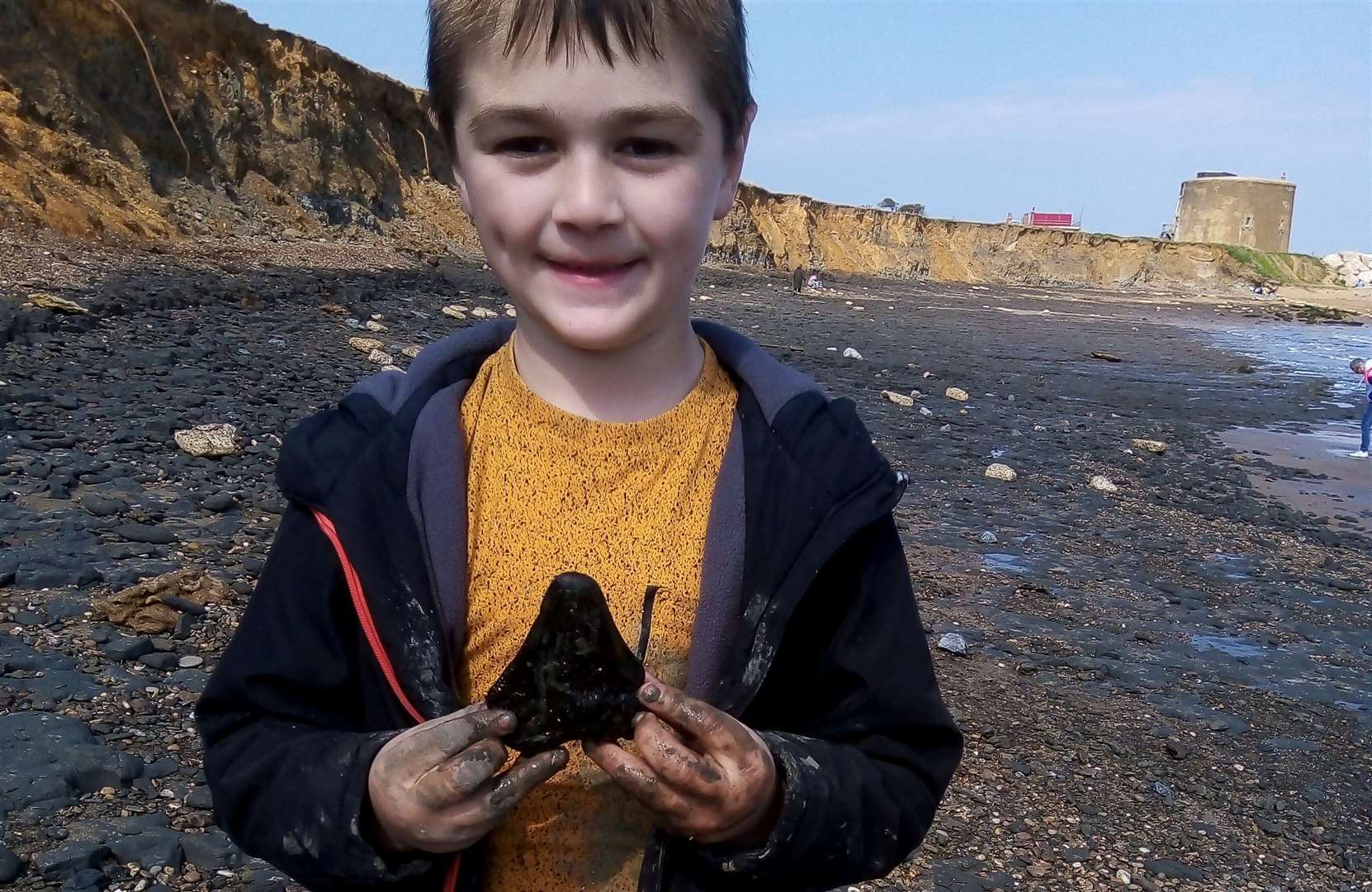 Đi dạo bờ biển, cậu bé 6 tuổi phát hiện răng cá mập cổ từng thống trị biển cả