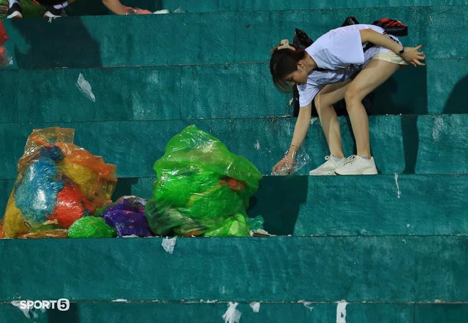 Mẹ đẻ màn 'mưa giấy vệ sinh' trên sân Việt Trì: 6000 cuộn giấy không bì được với áo mưa 15.000 khán giả vứt lại sân