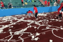 Mẹ đẻ màn 'mưa giấy vệ sinh' trên sân Việt Trì: 6000 cuộn giấy không bì được với áo mưa 15.000 khán giả vứt lại sân