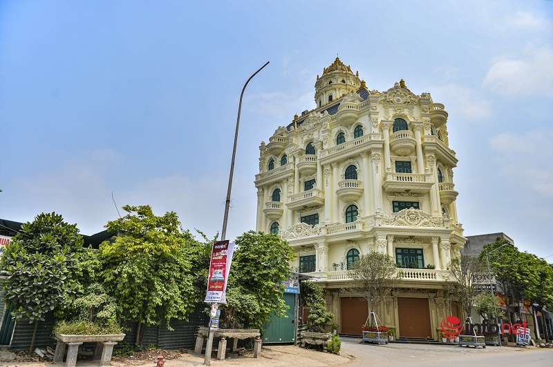 Trading and renting houses, ‘flying like a kite in the wind’, dozens of splendid castles are springing up in the suburban villages of Hanoi.