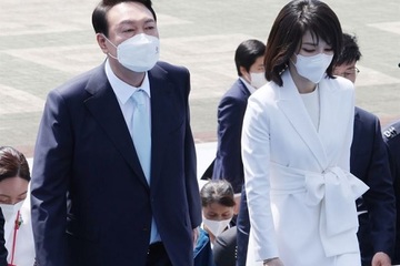 Đệ nhất phu nhân lần đầu công khai xuất hiện cùng tân Tổng thống Hàn Quốc