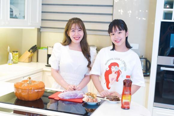 MC Diep Chi's 11-year-old daughter is already taller than her mother, becoming more and more like a girl