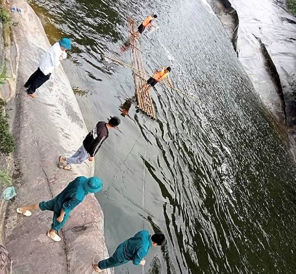 Tìm kiếm người đàn ông mất tích khi tắm thác 7 tầng ở Nghệ An