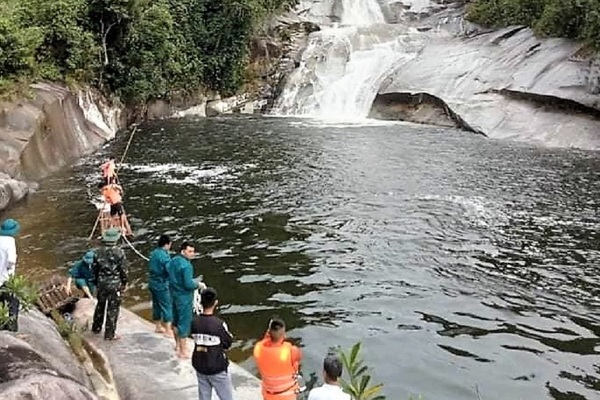 Searching for the man missing while bathing in the 7-storey waterfall in Nghe An