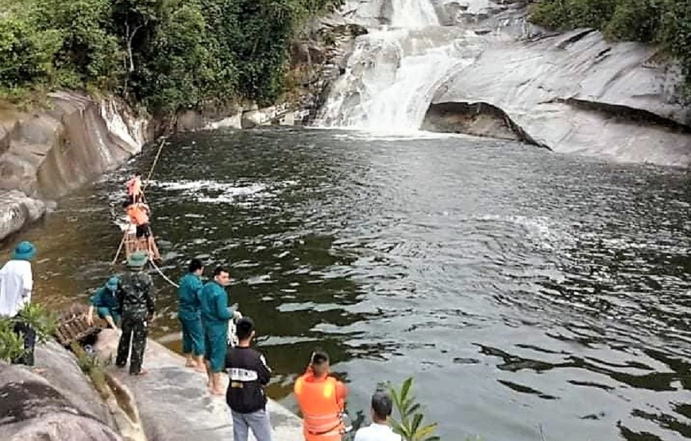 Searching for the man missing while bathing in the 7-storey waterfall in Nghe An