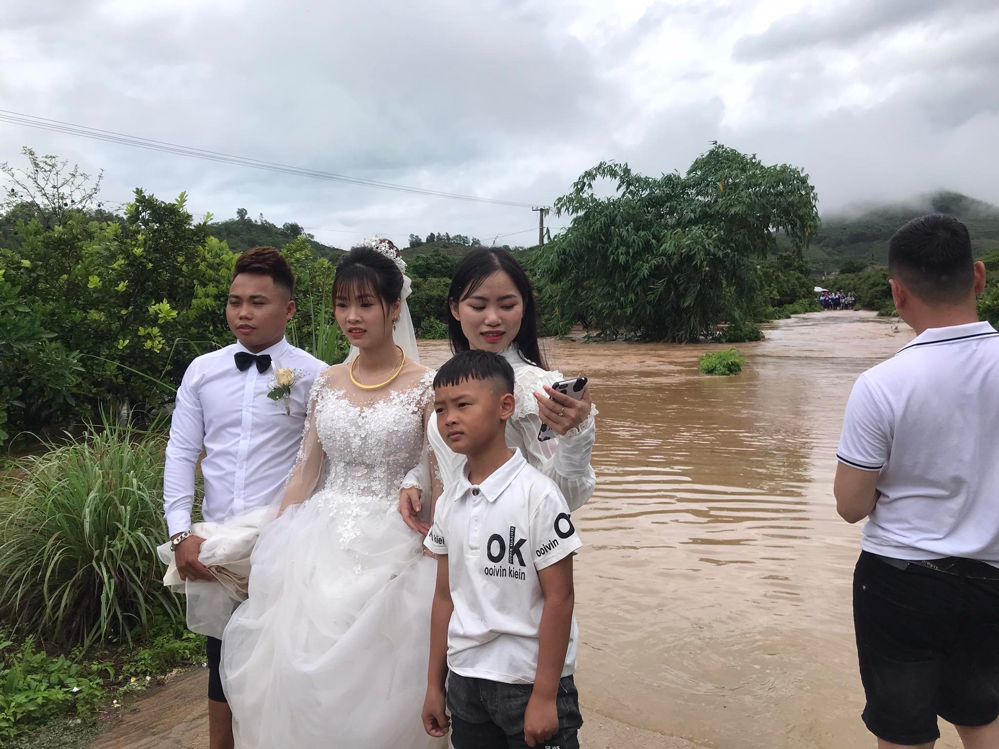 Đón dâu đúng ngày mưa lụt, chú rể Bắc Giang cõng cô dâu lội nước như phim ngôn tình
