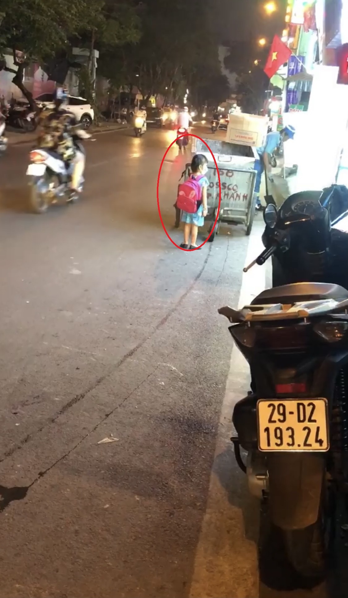 The clip of a 4-year-old girl following her father as a janitor to collect garbage in Hanoi is heartwarming