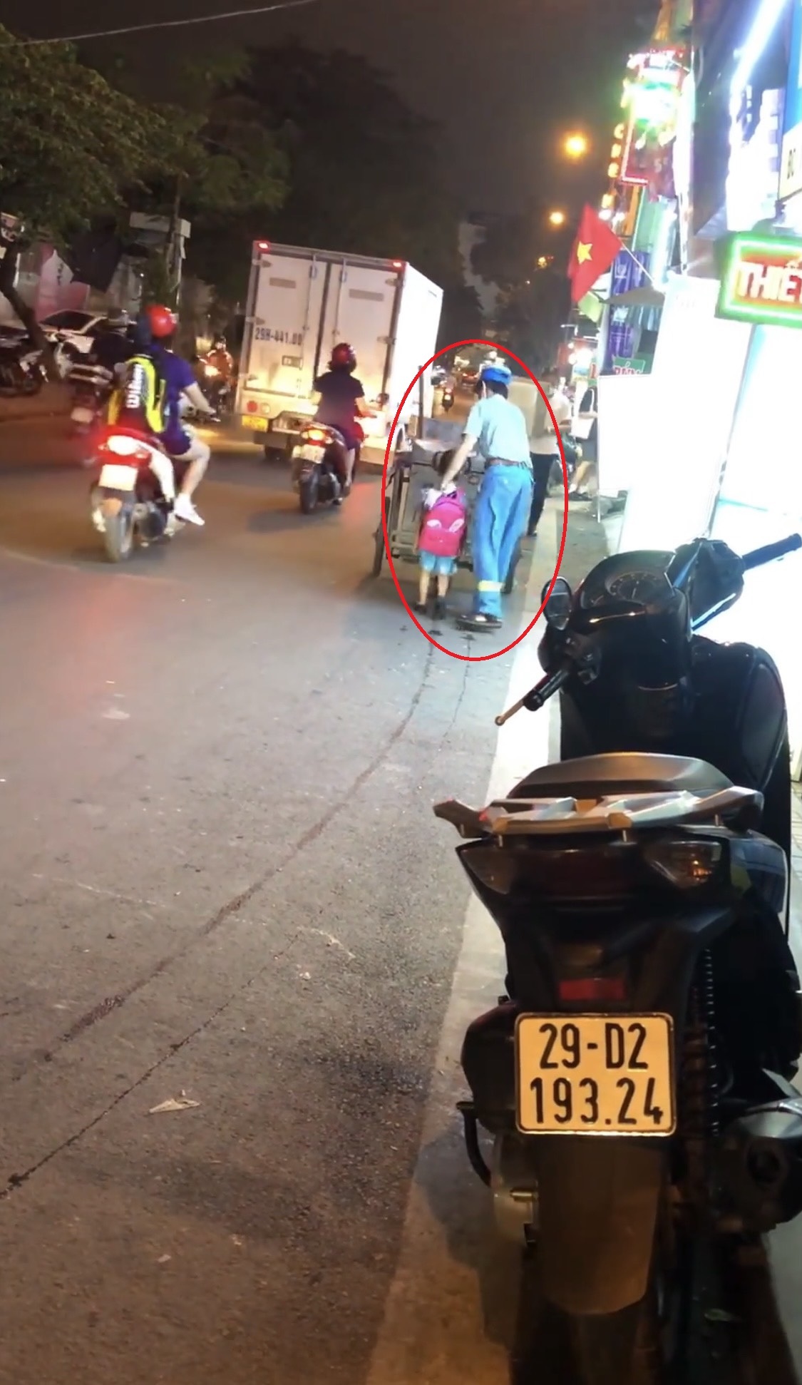 The clip of a 4-year-old girl following her father's janitor to collect garbage in Hanoi is emotional - Photo 2.