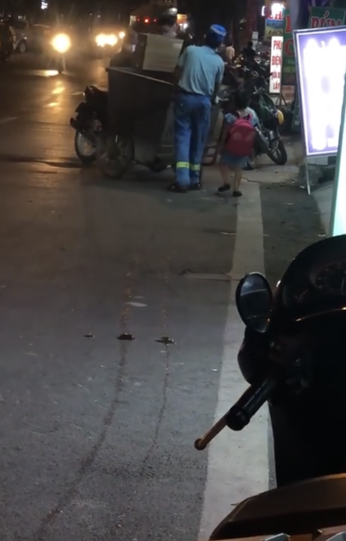 The clip of a 4-year-old girl following her father as a janitor to collect garbage in Hanoi is heartwarming