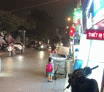 Clip bé gái 4 tuổi lẽo đẽo theo người bố lao công đi gom rác ở Hà Nội gây xúc động