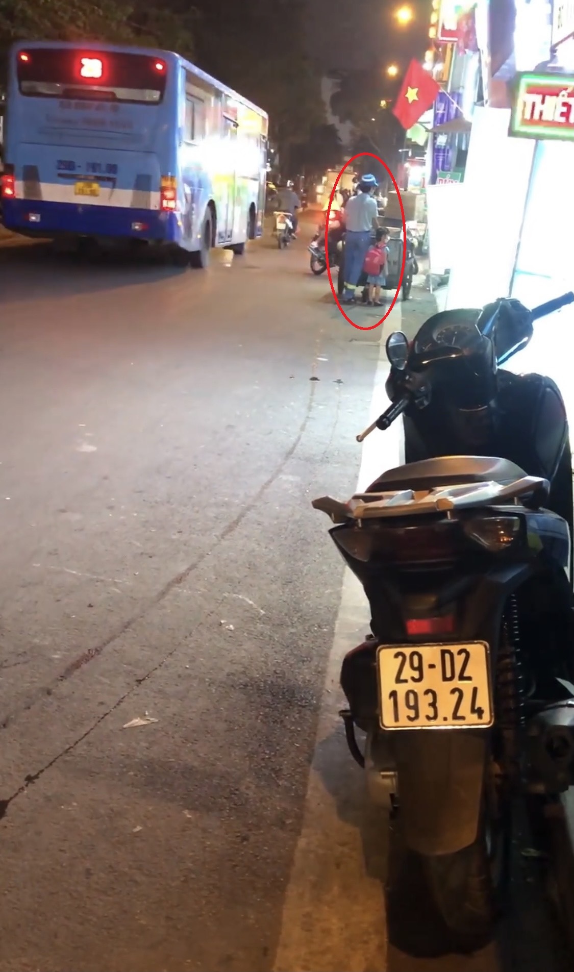 The clip of a 4-year-old girl following her father's janitor to collect garbage in Hanoi is emotional - Photo 3.