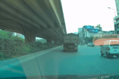 Thót tim xem clip thanh niên phóng xe lạng lách vượt ô tô tải đúng chỗ ôm cua