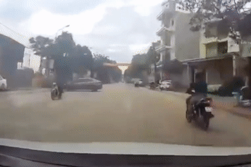 Ô tô lùi vèo vèo ra đường, tài xế xe máy thấy nguy mà 'trở tay không kịp'