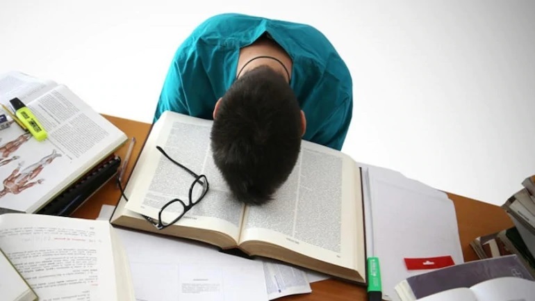 Phụ huynh lên chợ mạng, thuê người canh con ngủ gật khi ngồi học