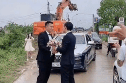 Clip hai chú rể tay bắt mặt mừng, đổi hoa cưới giữa đường thu hút hàng vạn cư dân mạng