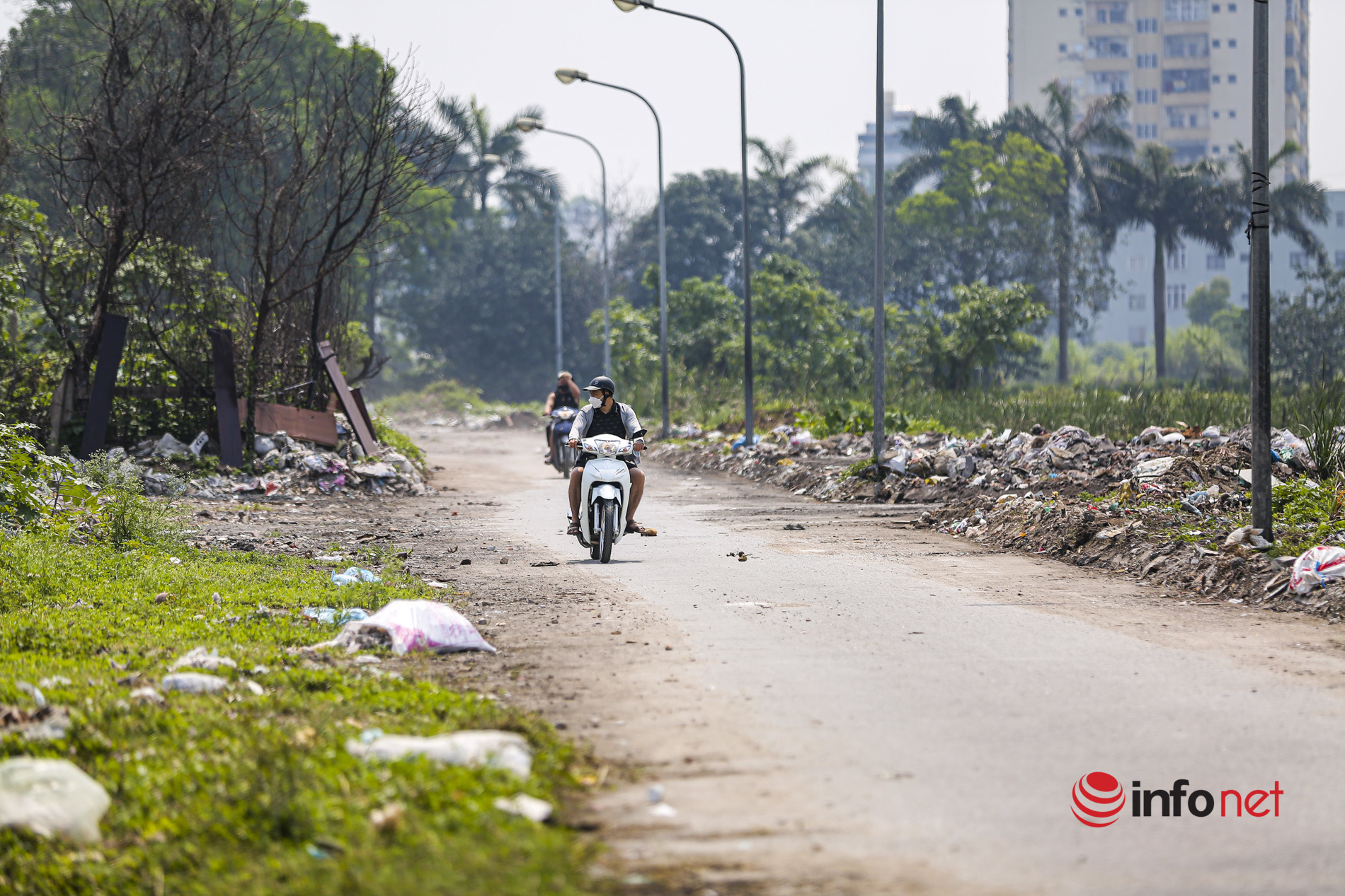 Hanoi: Garbage piled up, encroaching on the road to the resettlement project