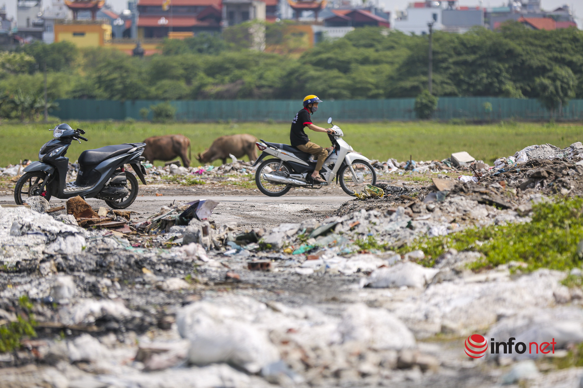 Hà Nội: Rác chất đống, tràn lấn đường đi dự án tái định cư