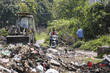 Hà Nội: Rác chất đống, tràn lấn đường đi dự án tái định cư