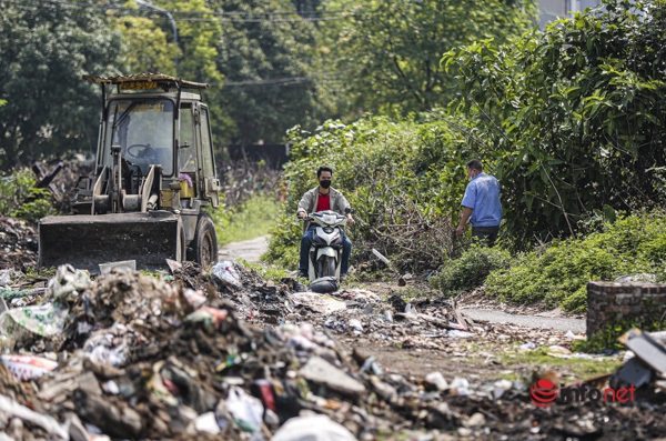 Hanoi: Mountains of garbage pile up into “mountains” at the project in settlement in Vinh Hung ward