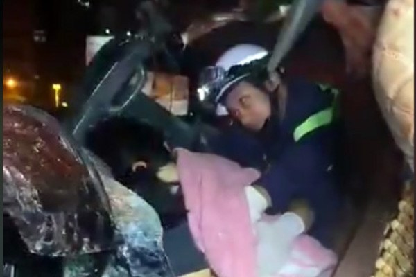 Fire and Rescue Police promptly saved 3 people trapped in the car cabin after the accident