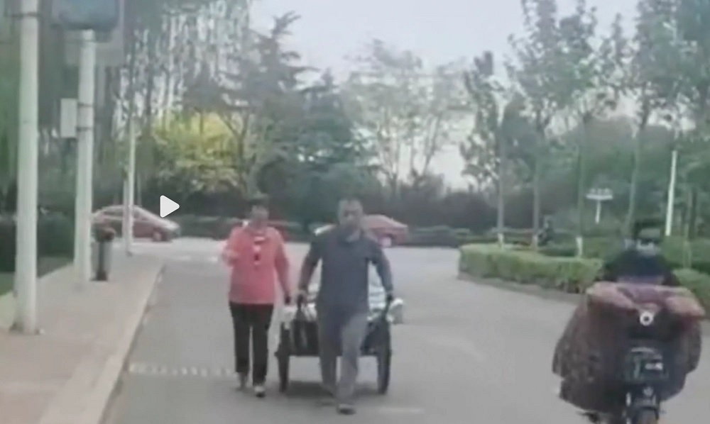 Hai anh em đi bộ 36 km kéo xe đưa người mẹ già từ viện về nhà