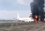 Máy bay bốc cháy đùng đùng trên đường băng, hơn 120 người tháo chạy