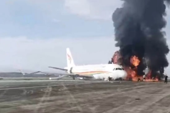 thumbnail - Máy bay bốc cháy đùng đùng trên đường băng, hơn 120 người tháo chạy