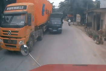 Chị gái lái xe tải chen vào giữa 2 xe container ngược chiều, bất lực nhận cái kết 'kẹp chả'
