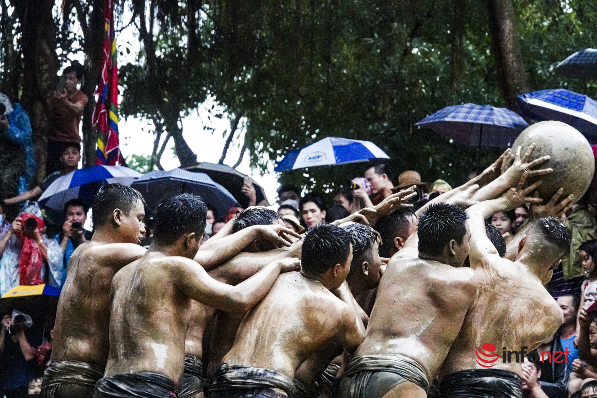 Lễ hội vật cầu 'độc bản' ở Bắc Giang, 16 trai làng vạm vỡ tranh tài, nghìn người đội mưa cổ vũ