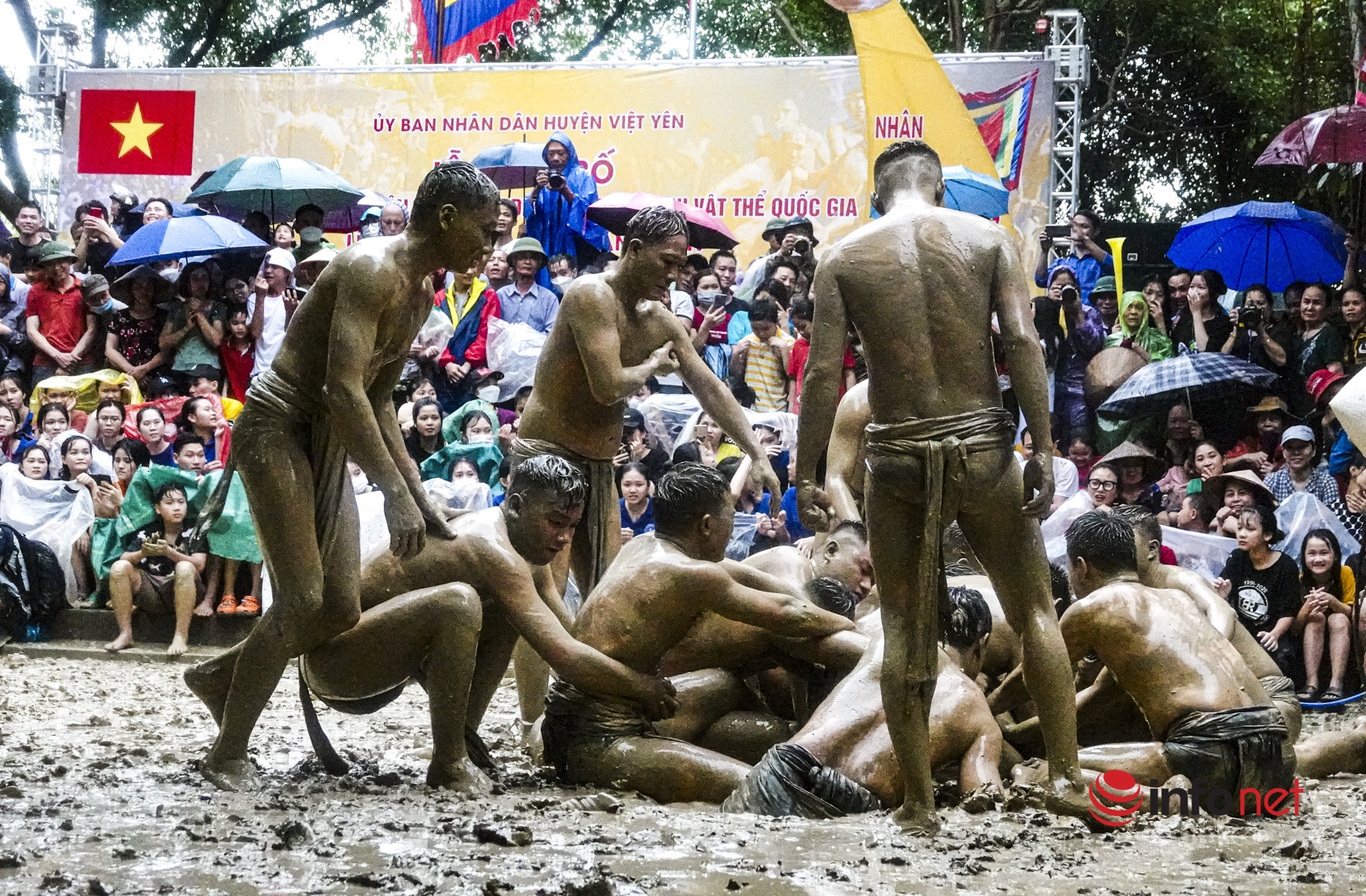 Lễ hội vật cầu 'độc bản' ở Bắc Giang, 16 trai làng vạm vỡ tranh tài, nghìn người đội mưa cổ vũ