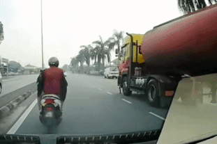 The motorbike driver miraculously escaped death after the “steering” phase unconsciously crashed into the side of the tank truck