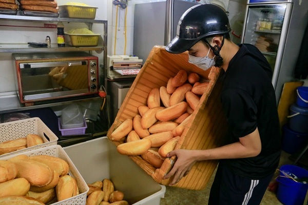 Famous bread shops in Hanoi sell more than 1,000 pieces per day