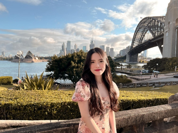 Hanoi girl born in 2000 has a beautiful face, excellently won 5 scholarships in Australia