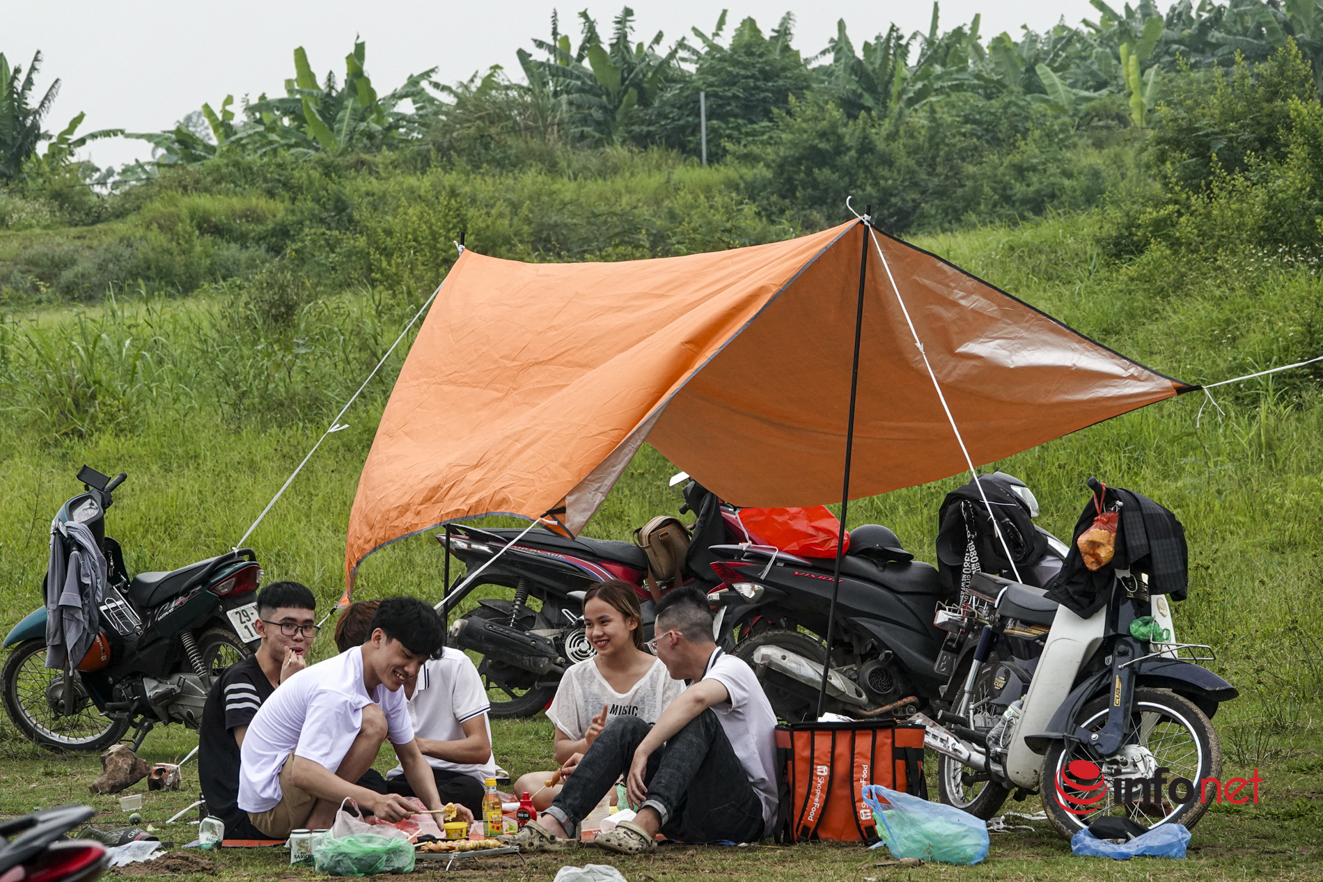 Vườn nhãn, bãi đá sông Hồng hút nghìn người tới chụp ảnh, cắm trại, vui chơi cuối tuần