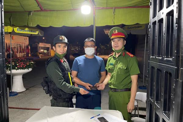 Cheering for the SEA Games lost his wallet, the lucky man was quickly found by the police