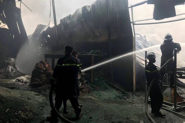 Nhà xưởng gần 1000m2 bốc cháy ngùn ngụt, sập mái tôn, nứt tường, gần 60 cán bộ chiến sĩ vất vả dập lửa ngăn cháy lan