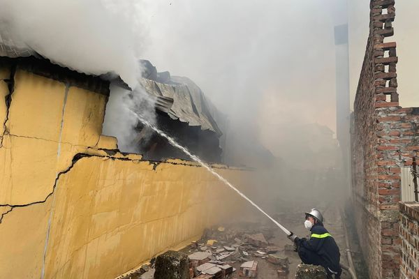 The factory nearly 1000m2 caught fire, collapsed the roof, cracked the wall, nearly 60 officers and soldiers struggled to put out the fire to prevent the fire from spreading.