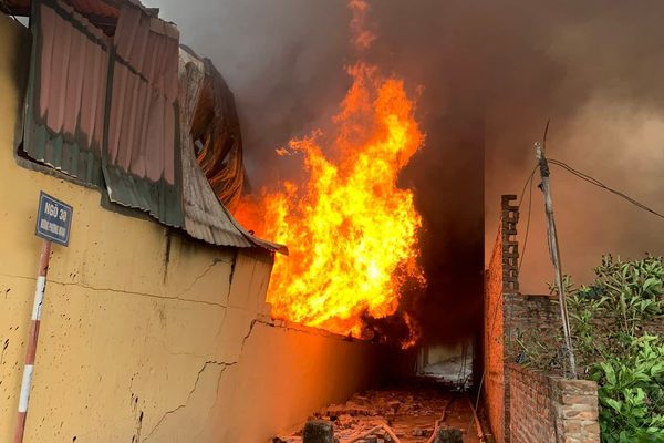 The factory nearly 1000m2 caught fire at noon, collapsed the roof, cracked the wall, nearly 60 officers and soldiers struggled to put out the fire to prevent the fire from spreading.